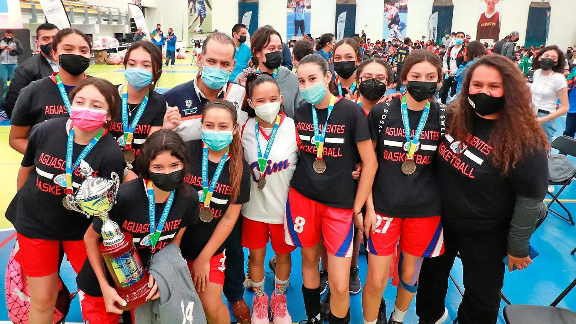 gobernador con jugadoras de baloncesto